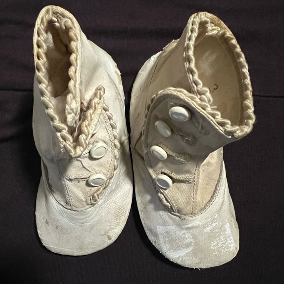 Vintage pair of baby shoes. 4 buttons and details along top of the shoe - Picture 2 of 12